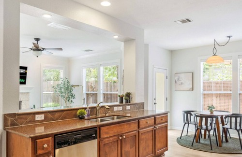 Westfield House | Central Location with Free Parking and Cozy Beds Await