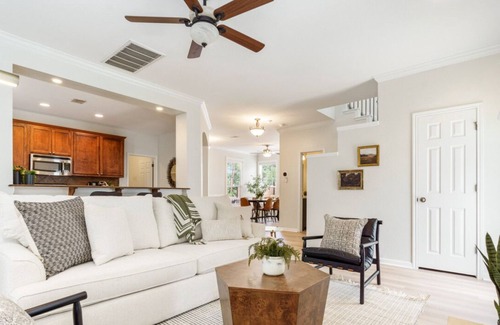 Westfield House | Central Location with Free Parking and Cozy Beds Await