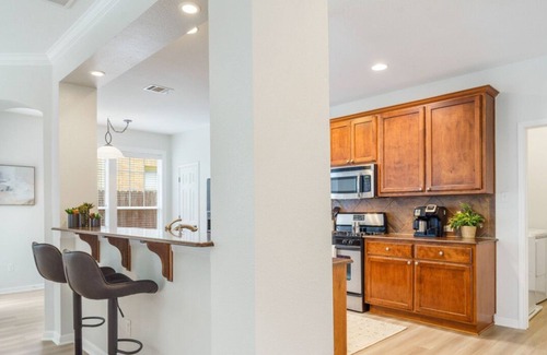 Westfield House | Central Location with Free Parking and Cozy Beds Await
