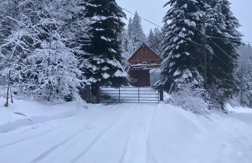 Sagle House | Ideal Ski, Lake & Mountain Cabin Retreat at Lake Pend Oreille