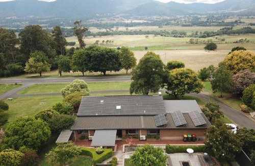 Tawonga House | Charming Country Home with Pet-Friendly Amenities