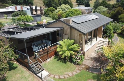 Tawonga House | Charming Country Home with Pet-Friendly Amenities