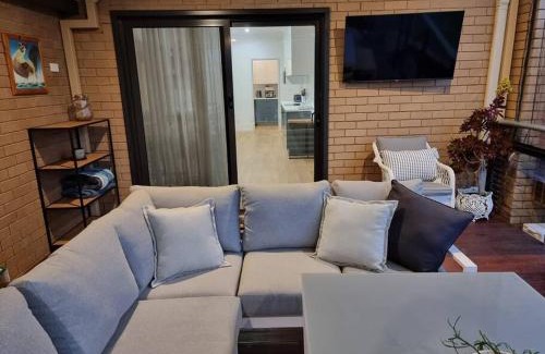 Tawonga House | Charming Country Home with Pet-Friendly Amenities