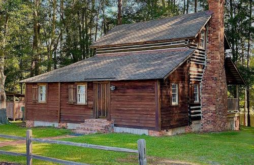 Claxton House | Perfect Couple's or Solo Getaway: 1840s Log Cabin, Claxton, GA