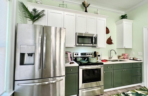 Gulfport Cottage | Ideal Couples Retreat: Steps from the Beach & Pet Friendly