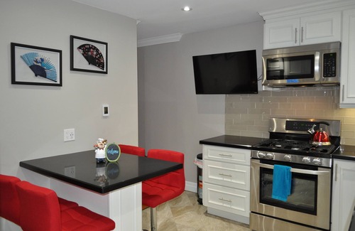 Alexandra Park Apartment | Ideal Downtown Toronto Stay - Family-Friendly & Near CN Tower
