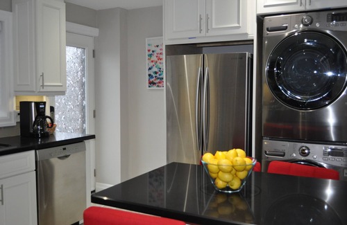 Alexandra Park Apartment | Ideal Downtown Toronto Stay - Family-Friendly & Near CN Tower
