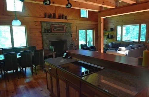 Lake Hill House | Tranquil Log House Retreat by Creek with Waterfalls
