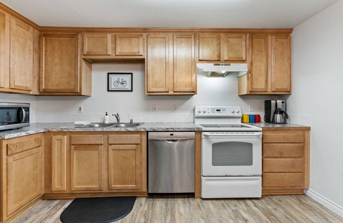 Vancouver House | Ideal Family and Pet Friendly Retreat Near PDX with Spa