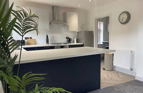 Brierley Hill House | Ideal Contractor Stay with On-Site Parking & Great Amenities
