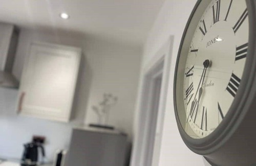 Brierley Hill House | Ideal Contractor Stay with On-Site Parking & Great Amenities