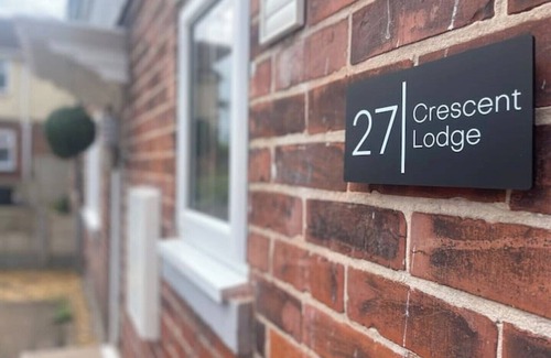 Brierley Hill House | Ideal Contractor Stay with On-Site Parking & Great Amenities