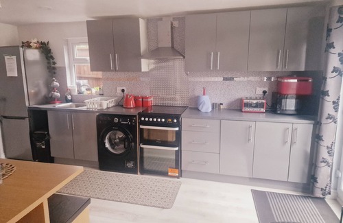 Seisdon Apartment | Ideal Stay for Exploring Birmingham with Family Amenities