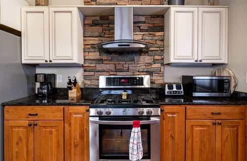 Emigrant Cabin | Ideal Family Retreat Near Yellowstone with Hot Tub & Views