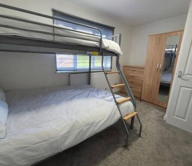 West Thurrock House | Ideal Family Getaway with Child-Friendly Amenities