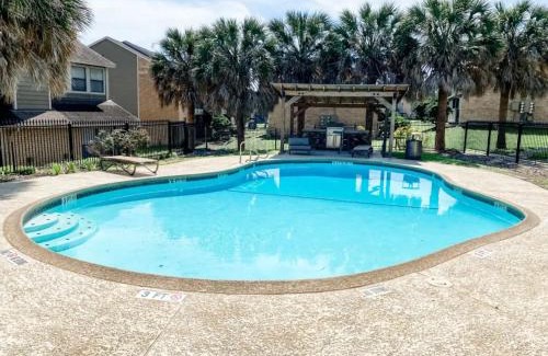 Oakville Apartment | Perfect for Group with 2BR and 2BA with Pool