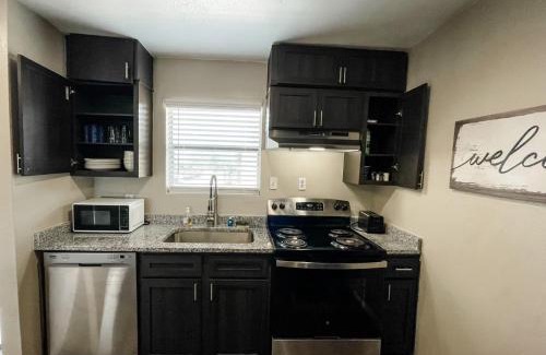 Oakville Apartment | Perfect for Group with 2BR and 2BA with Pool