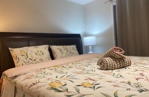 Centenary Heights House | Perfect for groups 5BR retreat