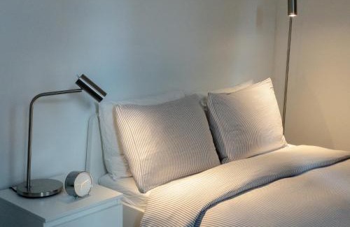 Milton Park House | Ideal Retreat for Groups: Big Living Room & Yard