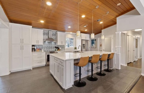 South Perry District House | Ideal for Groups: Theater & Arcade Near Downtown Fun!