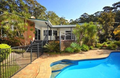 Sapphire Beach House | Ideal Family Retreat Near Beach with Games and Pet-Friendly