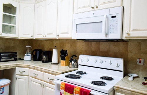 West Gate Hills Apartment | Ideal for Groups - Prime Location Minutes from Attractions