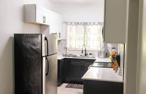 West Gate Hills Apartment | Ideal for Groups - Prime Location Minutes from Attractions