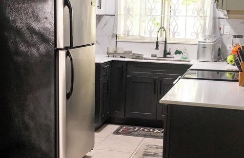 West Gate Hills Apartment | Ideal for Groups - Prime Location Minutes from Attractions