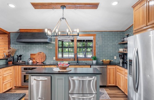 Edgewood House | Ideal for Groups: Enjoy Spa and Hot Tub Amenities