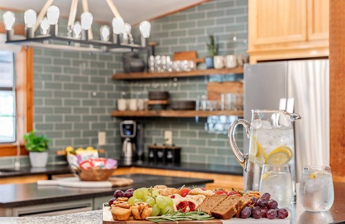 Edgewood House | Ideal for Groups: Enjoy Spa and Hot Tub Amenities