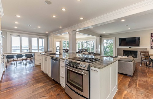 Buford House | Ideal Retreat for Groups by the Tranquil Waterside