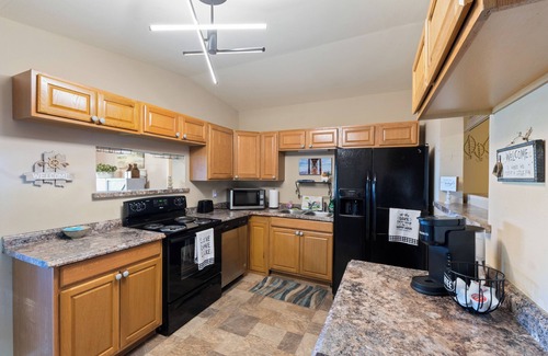 Leisure Land House | Tranquil Lakeside Retreat with Pool and Family Amenities