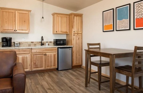 Boardman House | Perfect for the Families or Friends! 3 Spacious Rooms, Pool & Free Parking