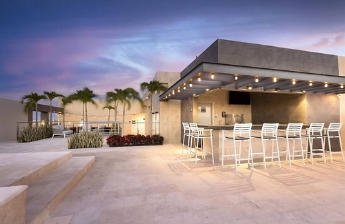Xcumpich House | Ideal Family Retreat: Relaxing Units with Free Breakfast & Pool