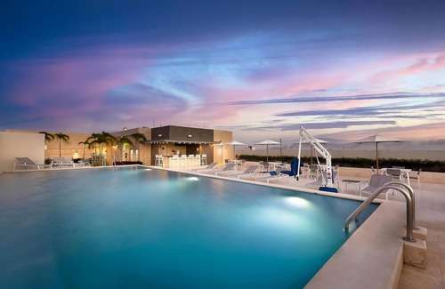 Xcumpich House | Ideal Family Retreat: Relaxing Units with Free Breakfast & Pool