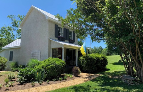 Batesville Cottage | Perfect getaway at foothills of the Blue Ridge Mountains, with gorgeous views!