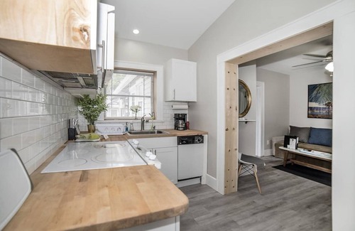 Historic Uptown House | Perfect Getaway+ Bikes+Patio-Close2Beach+pickleball