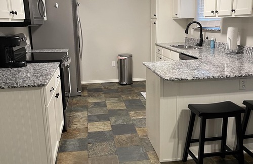 Farmington House | Unforgettable Game Weekend Getaway with Family & Pets!