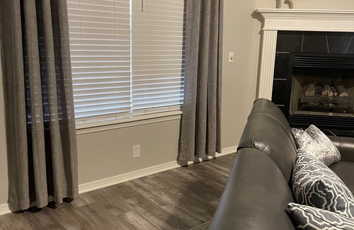 Farmington House | Unforgettable Game Weekend Getaway with Family & Pets!