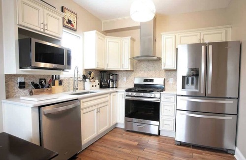 Roanoke Apartment | Ideal Downtown Retreat with Family-Friendly Amenities
