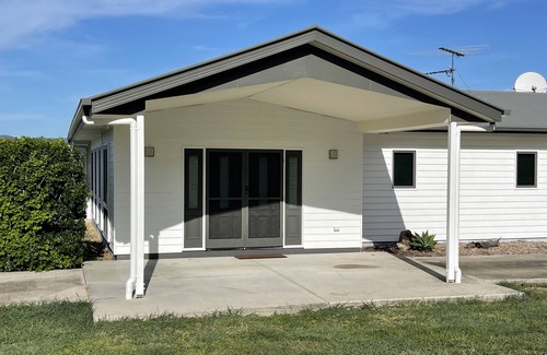 Hazeldean House | Idyllic Retreat for Water Skiers - Pet Friendly & Fun