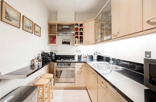 Queen's Gate Apartment | Ideal Home in Kensington with Ocean Views and Breakfast