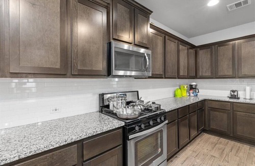 Round Rock House | Perfect house for vacation or work w/Patio, Yard & Parking! 5 min from Kalahari!