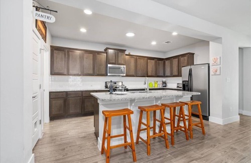 Round Rock House | Perfect house for vacation or work w/Patio, Yard & Parking! 5 min from Kalahari!
