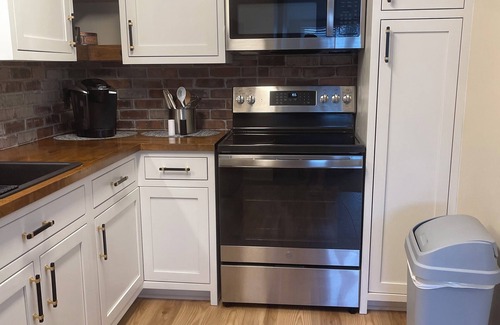 Auburn Condo | Ideal Condo Getaway in Downtown Auburn with Breakfast