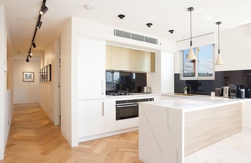 Cremorne Apartment | Perfectly Located 2-Bedroom Retreat with Balcony & BBQ