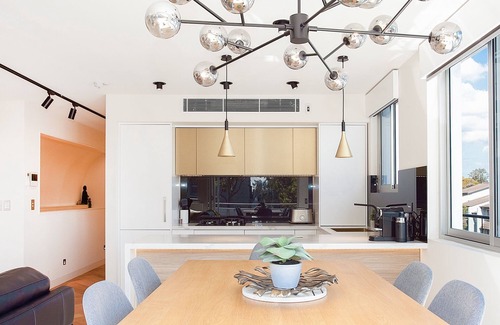 Cremorne Apartment | Perfectly Located 2-Bedroom Retreat with Balcony & BBQ
