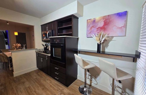 Uptown Condo | Ideal Uptown Galleria Condo with Kitchen & Family Amenities