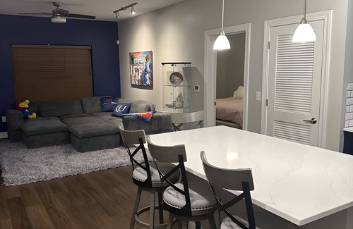 Lawrence Condo | Perfect location! Cozy 2-bdrm condo w/ample living space right off of Mass St