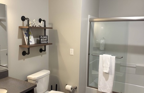 Lawrence Condo | Perfect location! Cozy 2-bdrm condo w/ample living space right off of Mass St
